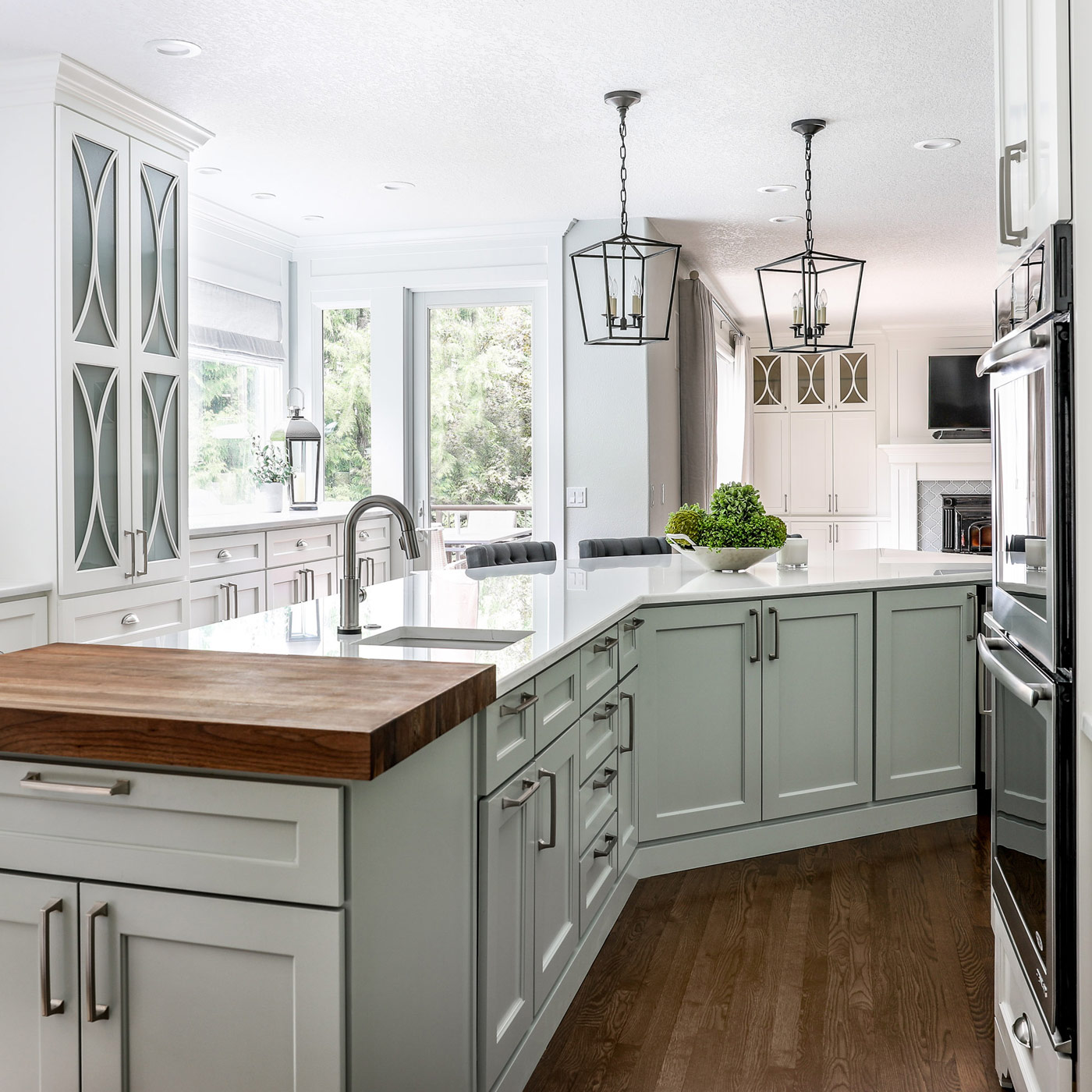Hamptons inspired transitional kitchen design in Lake Oswego with beautiful fresh materials in bright white and airy blue hues