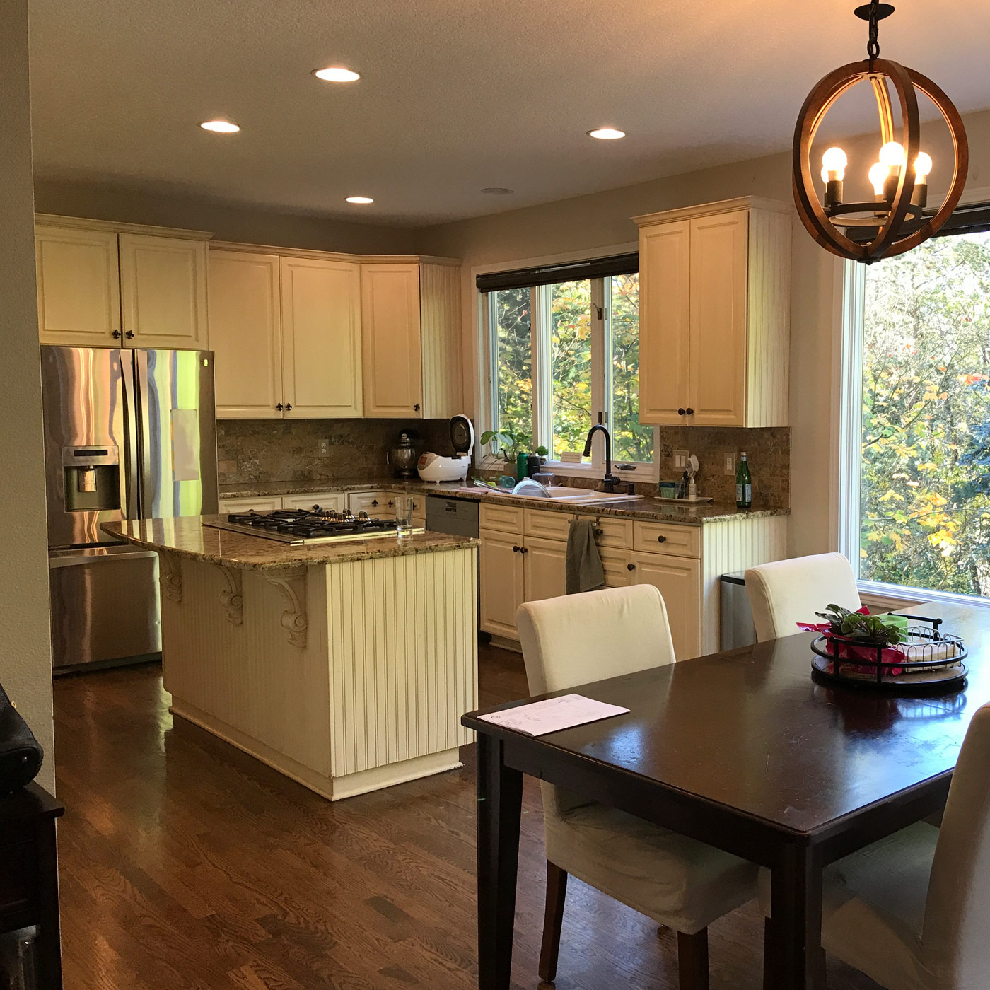 Hamptons inspired transitional kitchen design in Lake Oswego with beautiful fresh materials in bright white and airy blue hues